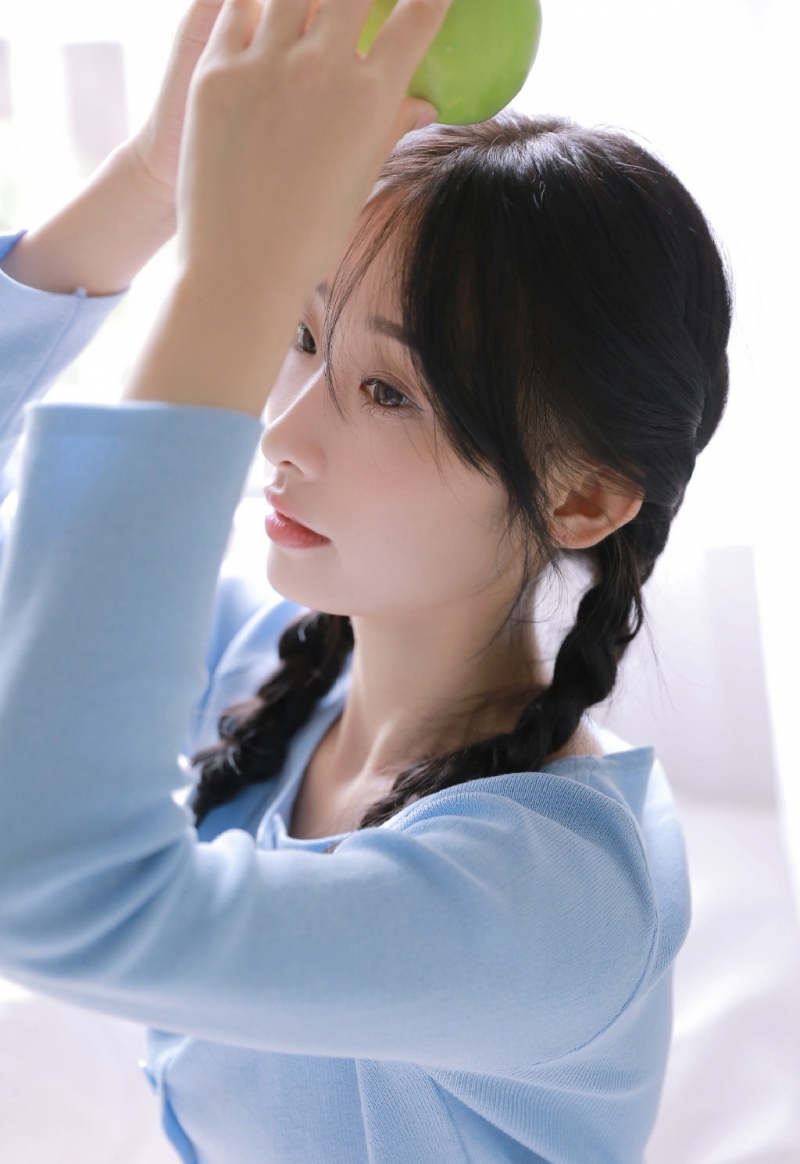 麻花辫美少女白丝美腿床上写真  第7张