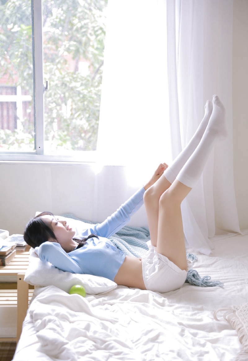 麻花辫美少女白丝美腿床上写真  第8张