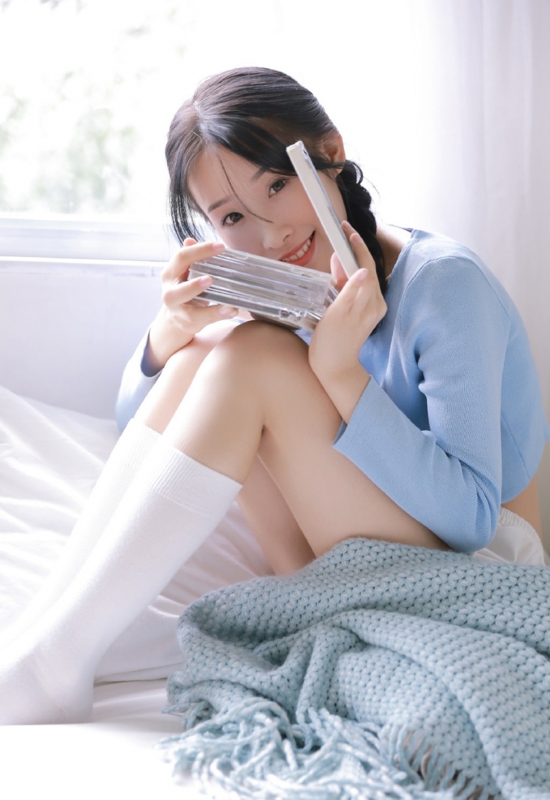 麻花辫美少女白丝美腿床上写真  第9张