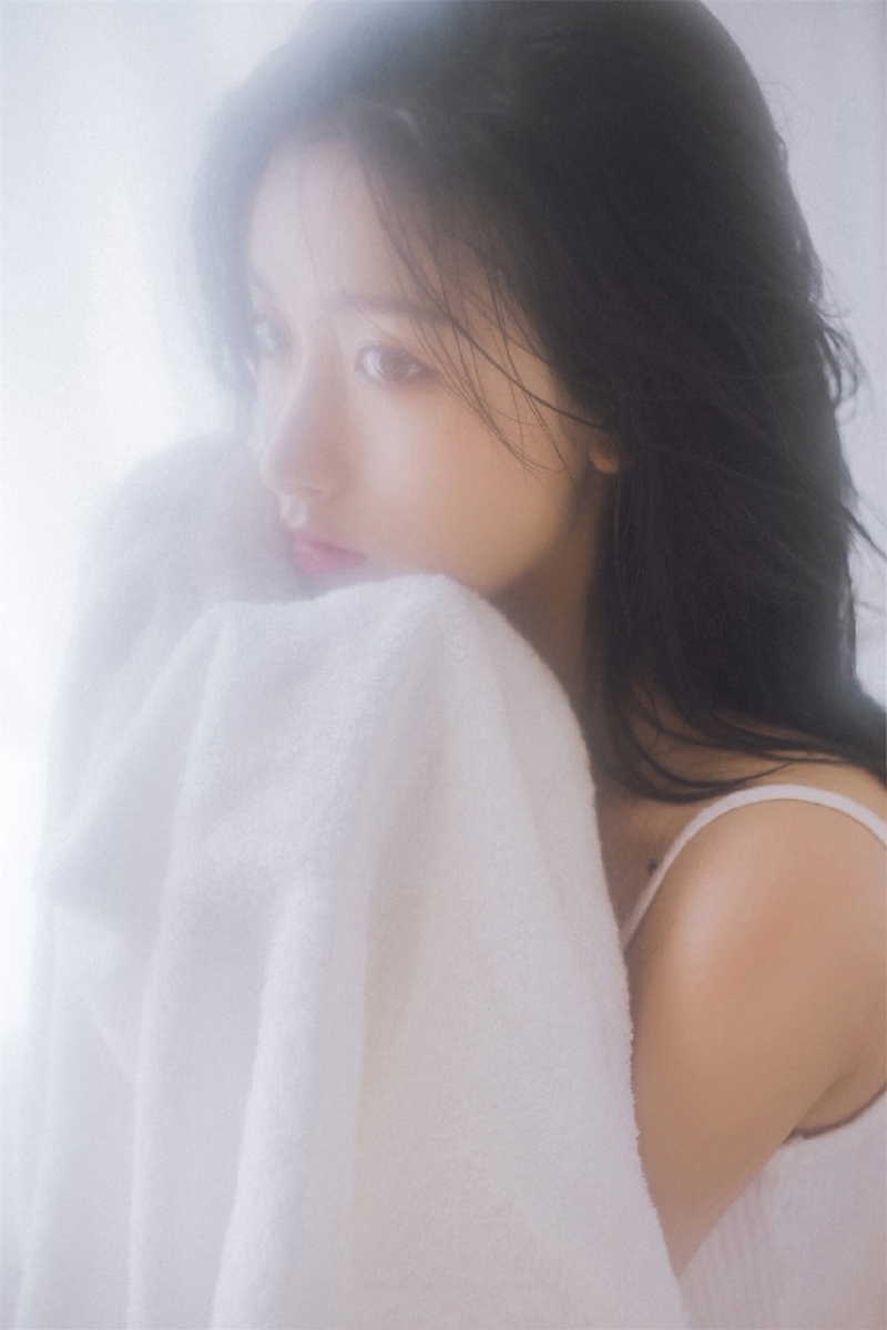浴巾美女小露香肩室内个人写真  第1张