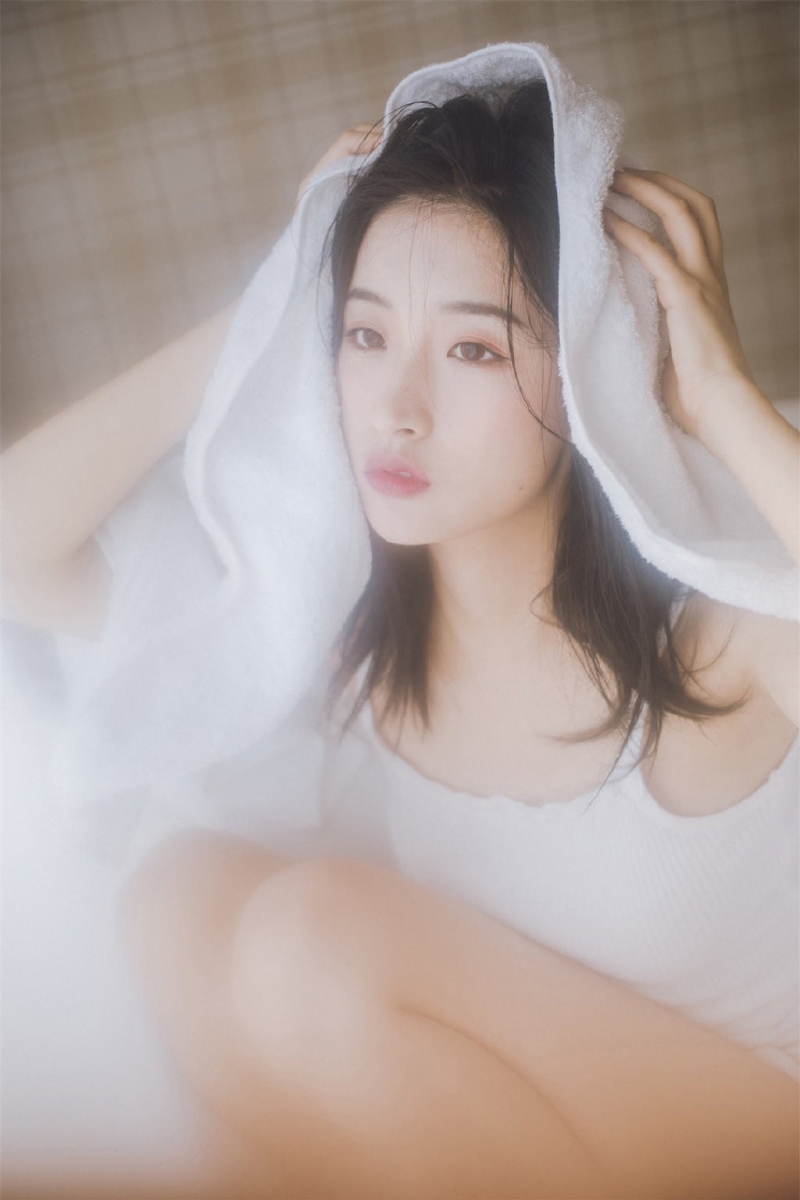 浴巾美女小露香肩室内个人写真  第2张