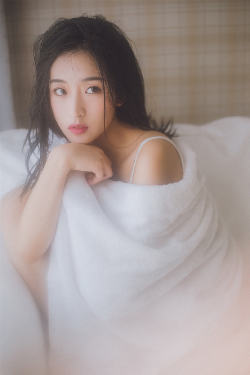 浴巾美女小露香肩室内个人写真  第3张