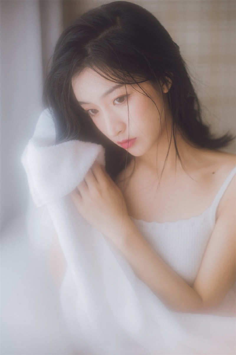 浴巾美女小露香肩室内个人写真  第4张