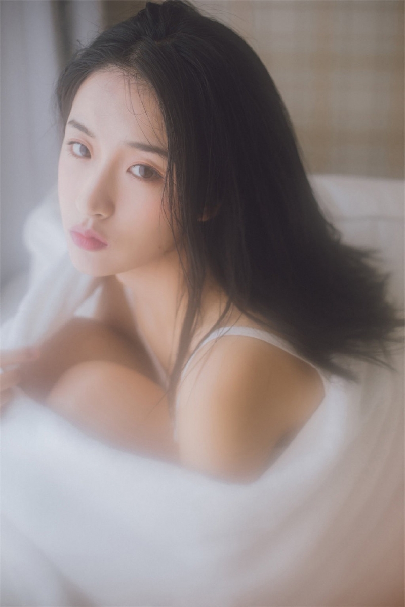 浴巾美女小露香肩室内个人写真  第5张
