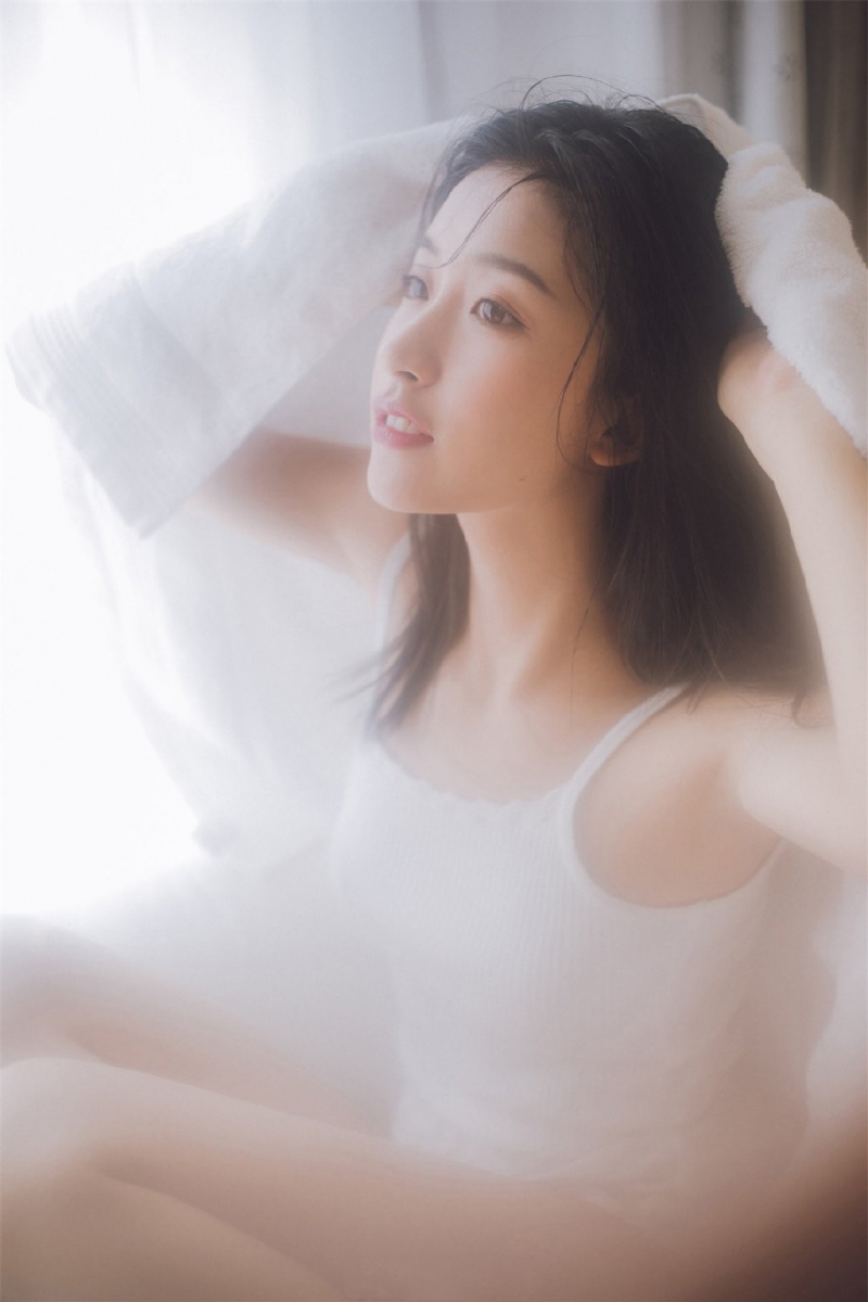 浴巾美女小露香肩室内个人写真  第7张