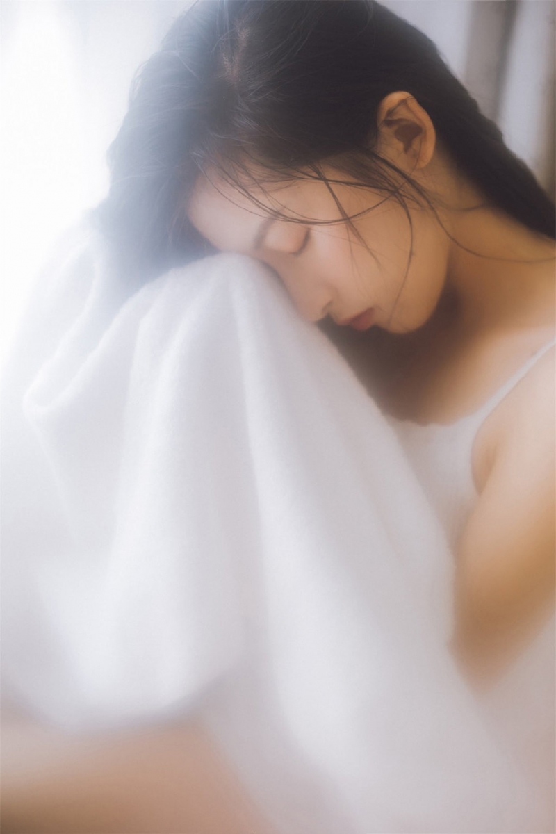 浴巾美女小露香肩室内个人写真  第8张