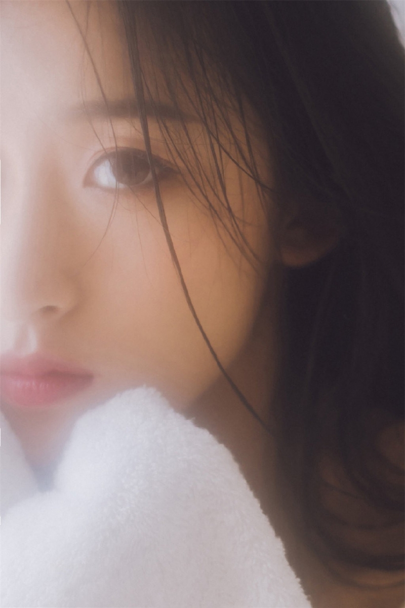 浴巾美女小露香肩室内个人写真  第9张