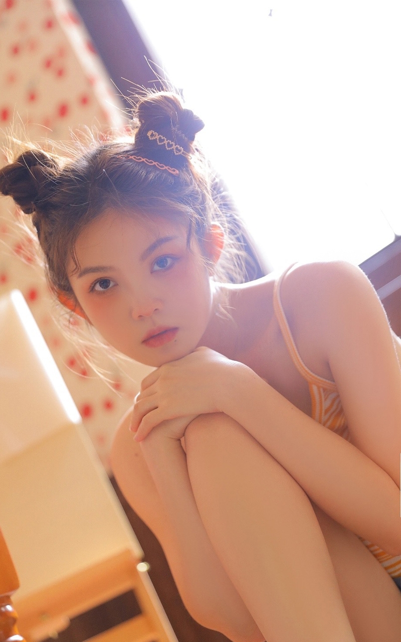 哪吒头萌妹子吊带热裤居家写真  第1张