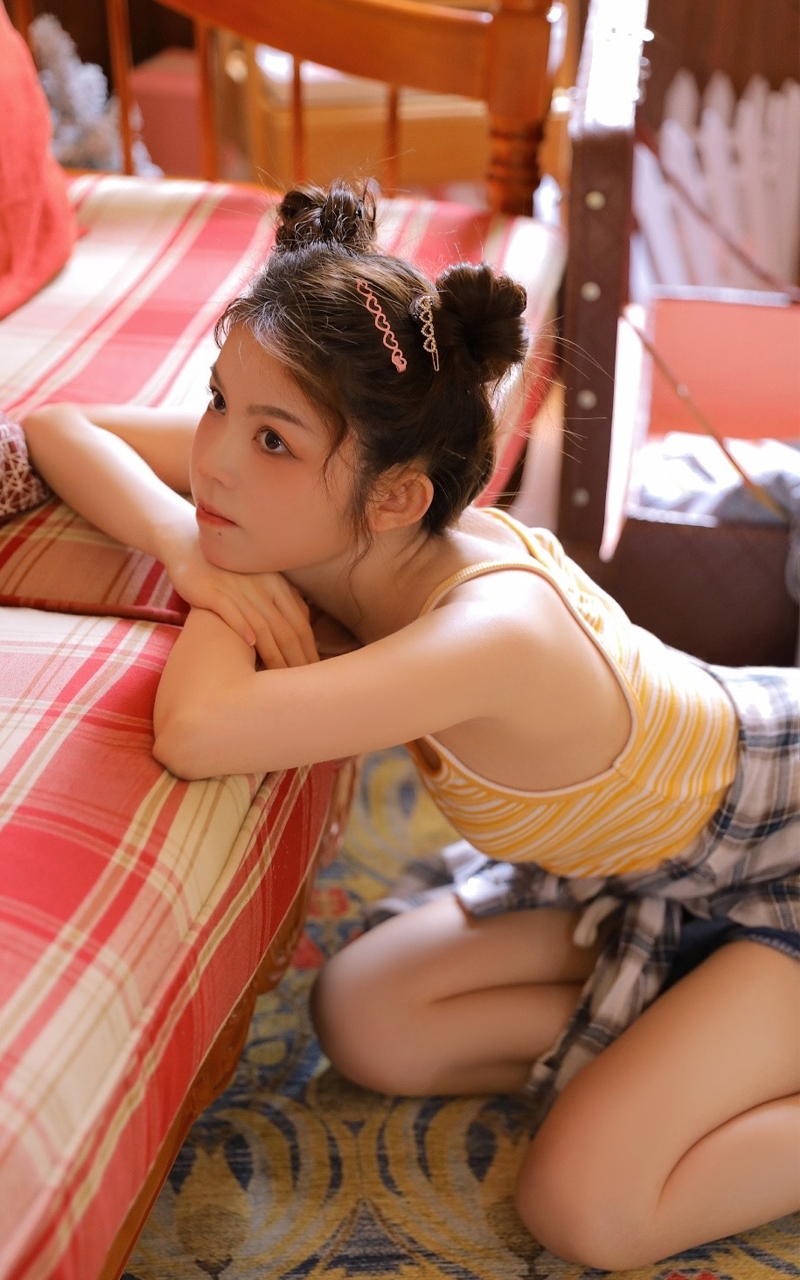 哪吒头萌妹子吊带热裤居家写真  第2张