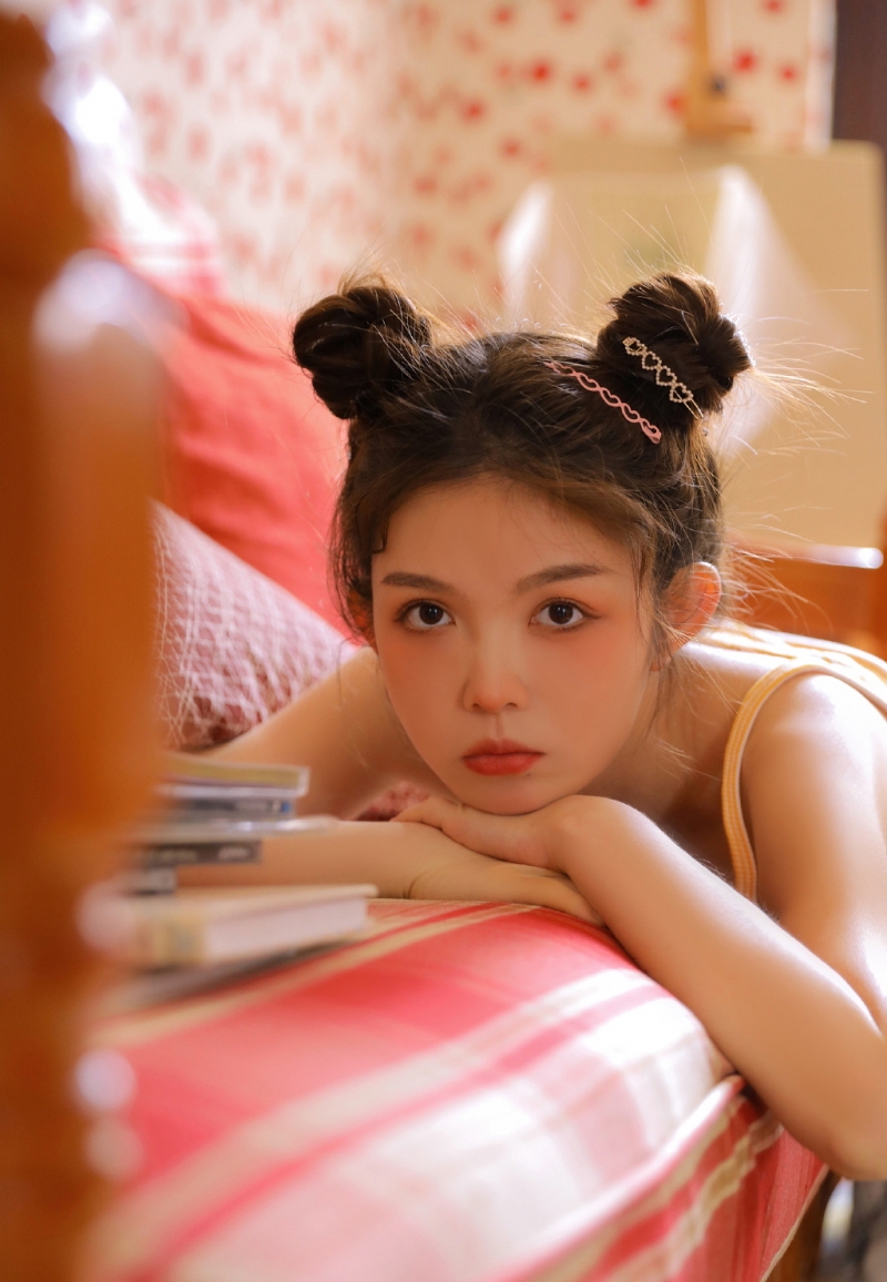 哪吒头萌妹子吊带热裤居家写真  第8张