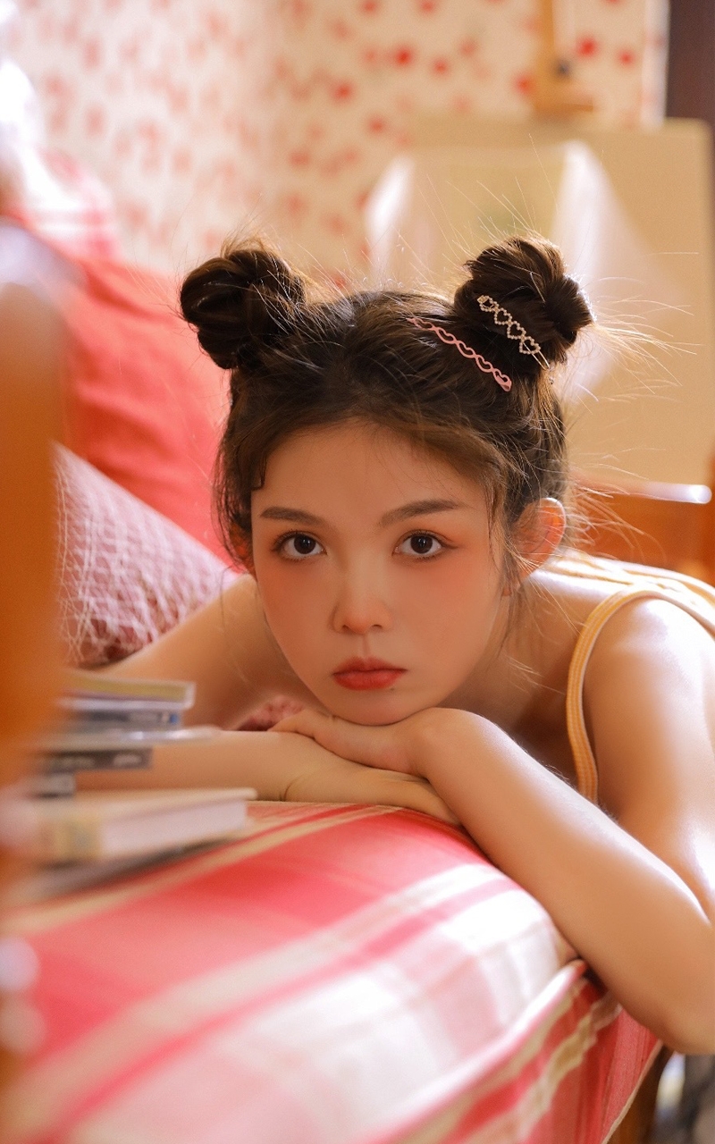 哪吒头萌妹子吊带热裤居家写真  第14张