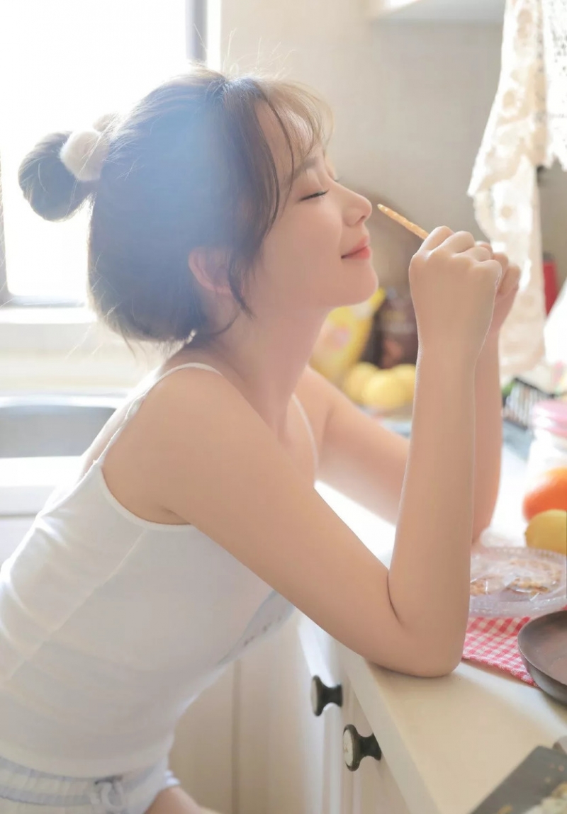 丸子头美女白皙大长腿私房写真  第3张