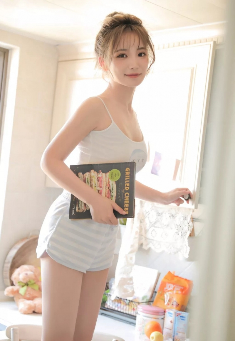 丸子头美女白皙大长腿私房写真  第4张
