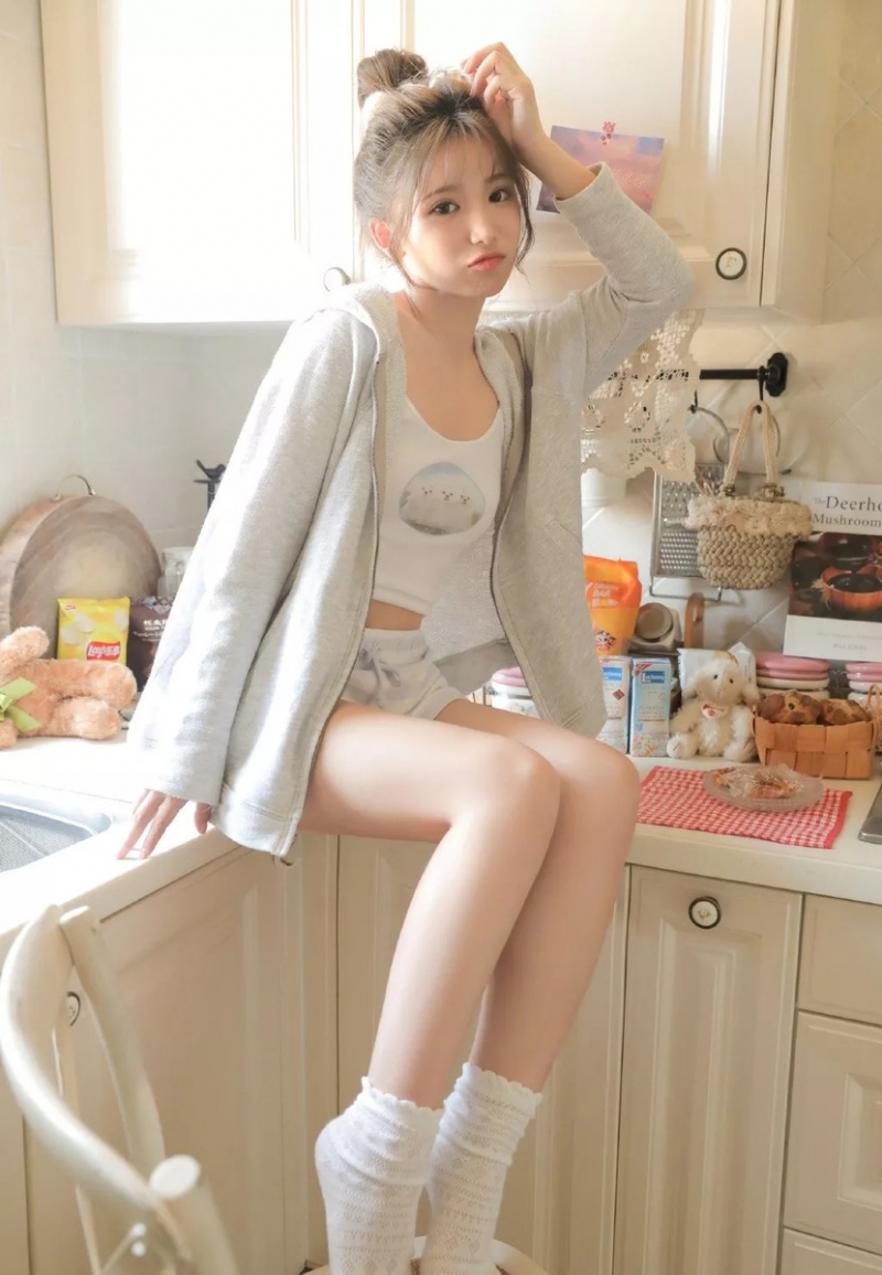 丸子头美女白皙大长腿私房写真  第5张