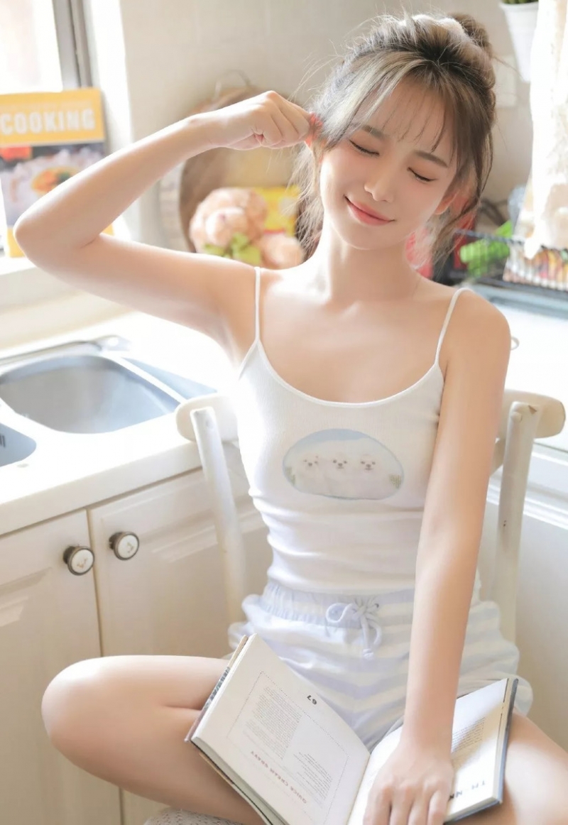 丸子头美女白皙大长腿私房写真  第6张