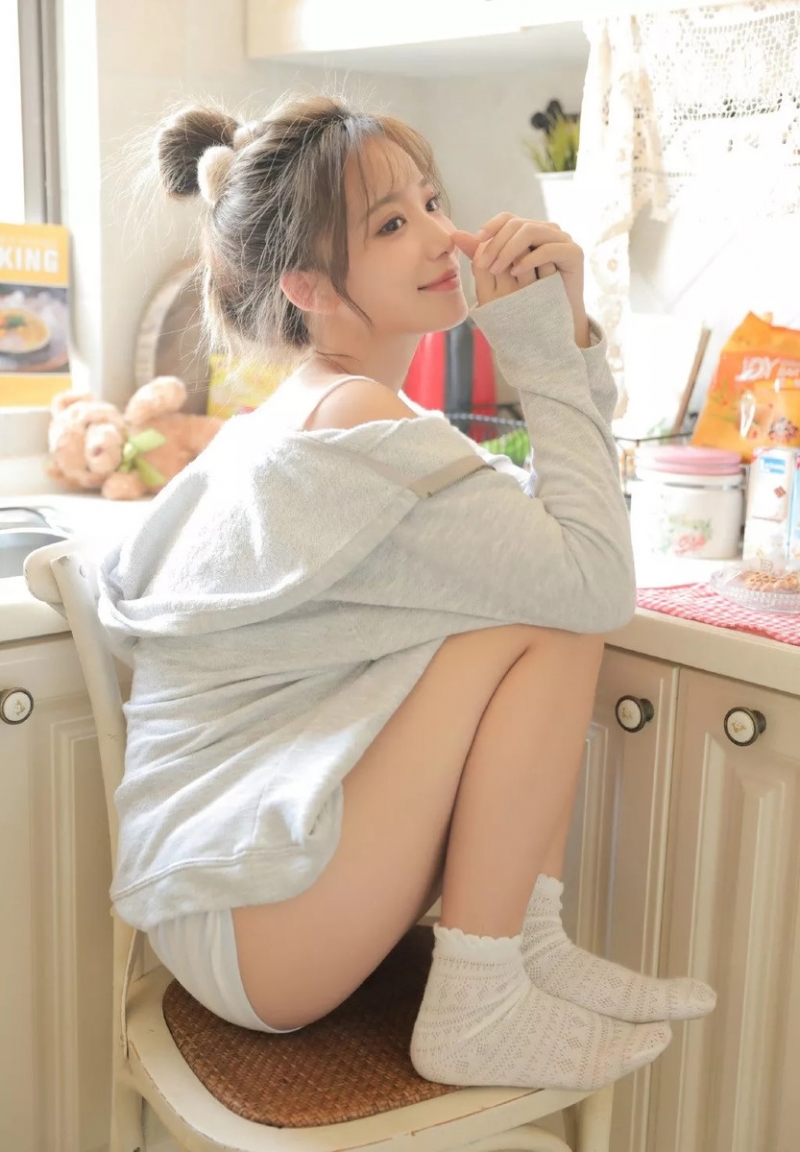 丸子头美女白皙大长腿私房写真  第7张