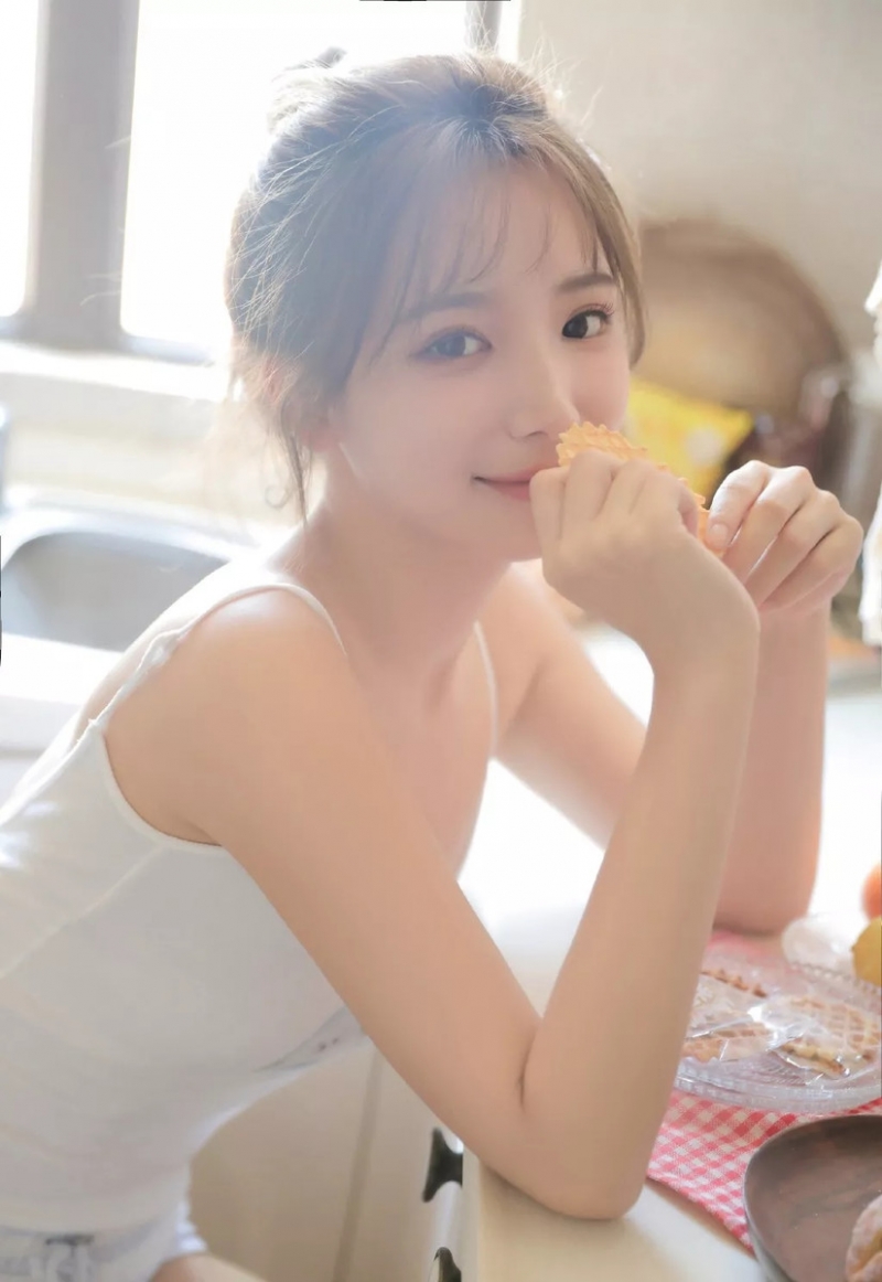 丸子头美女白皙大长腿私房写真  第10张