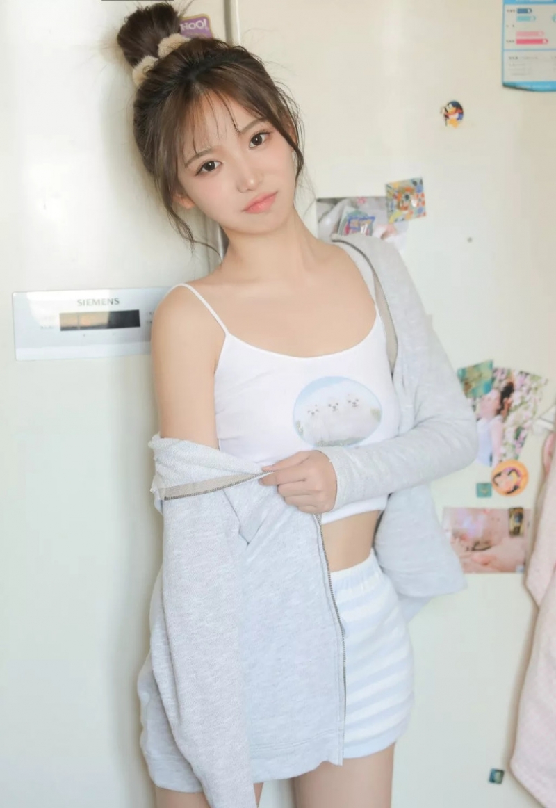 丸子头美女白皙大长腿私房写真  第11张