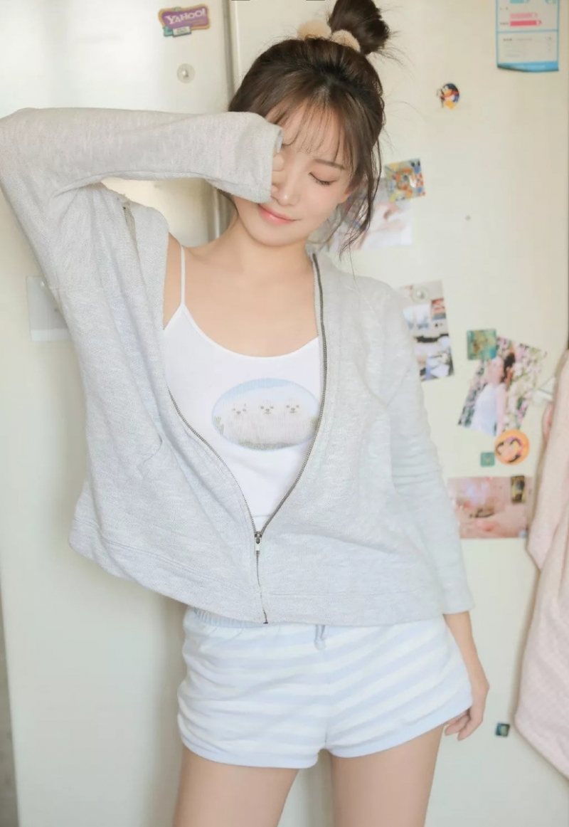 丸子头美女白皙大长腿私房写真  第12张