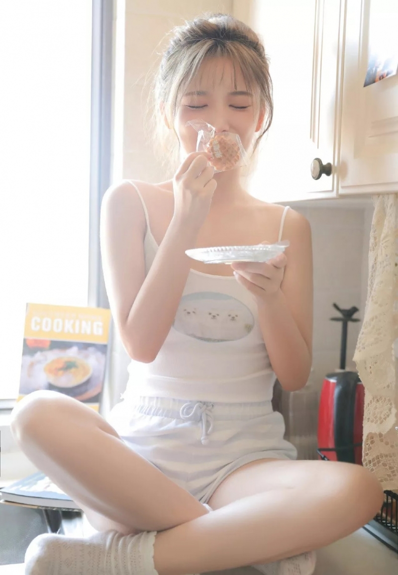 丸子头美女白皙大长腿私房写真  第13张