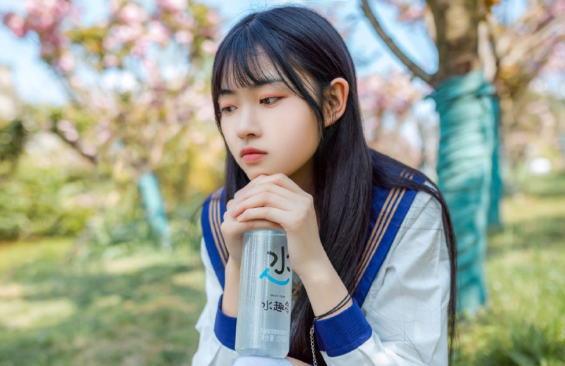 制服美女校花樱花树下唯美写真  第10张