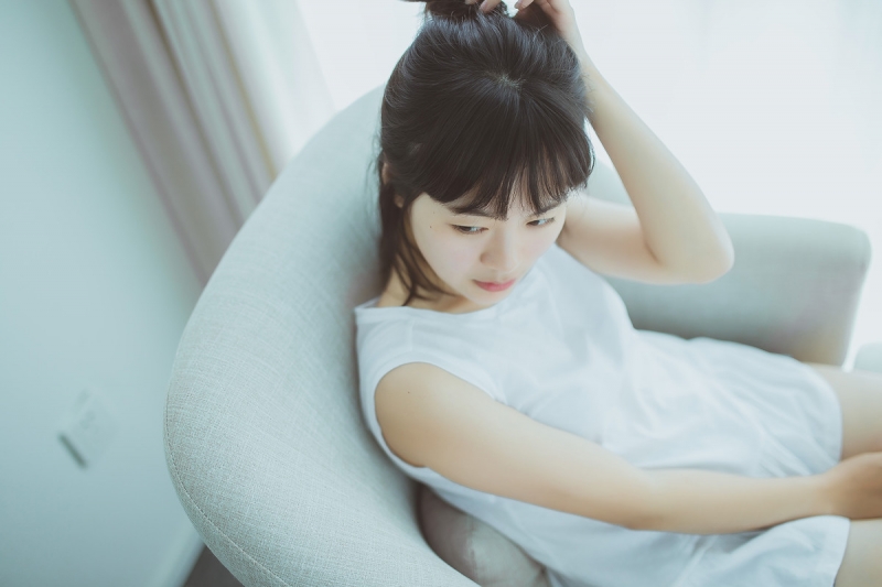 素颜美女慵懒随性室内个人写真  第1张