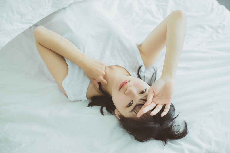 素颜美女慵懒随性室内个人写真  第3张