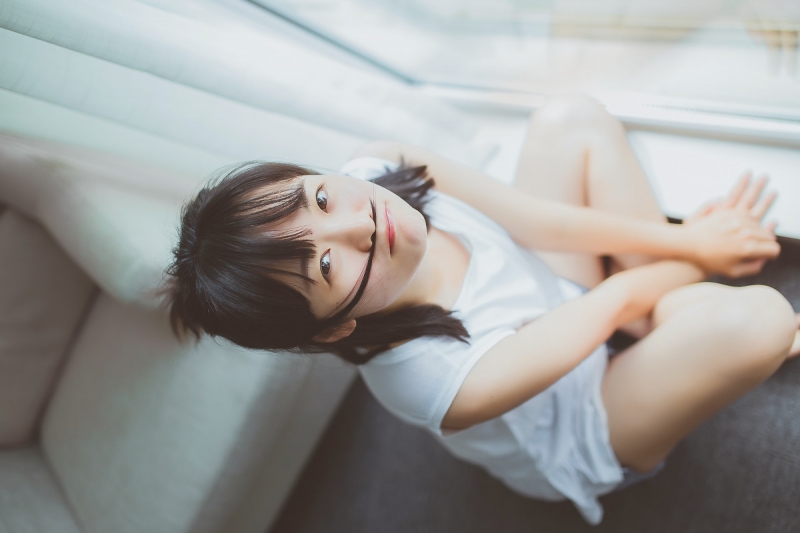 素颜美女慵懒随性室内个人写真  第4张
