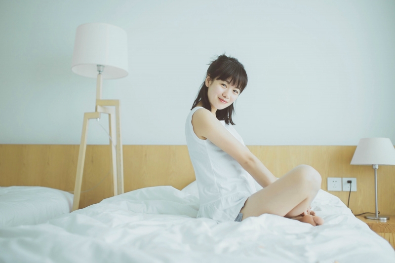 素颜美女慵懒随性室内个人写真  第7张