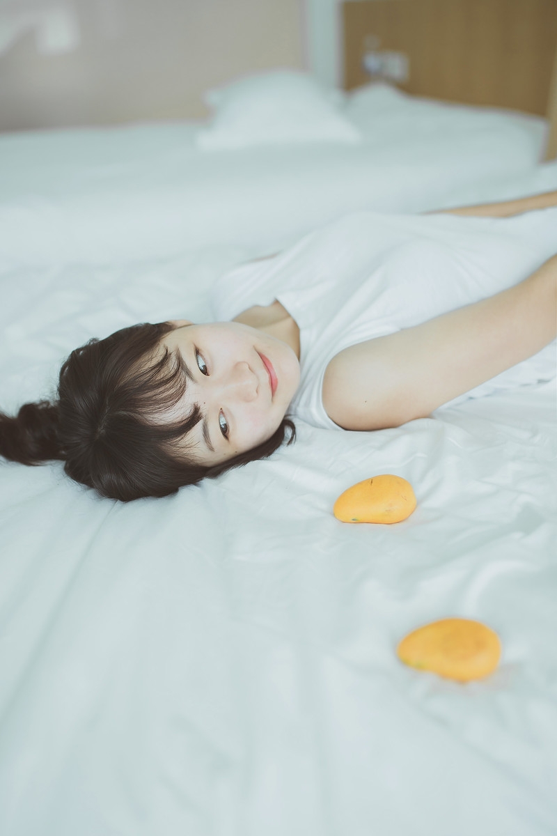 素颜美女慵懒随性室内个人写真  第9张