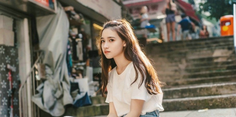 街拍美女牛仔热裤修长美腿写真  第1张