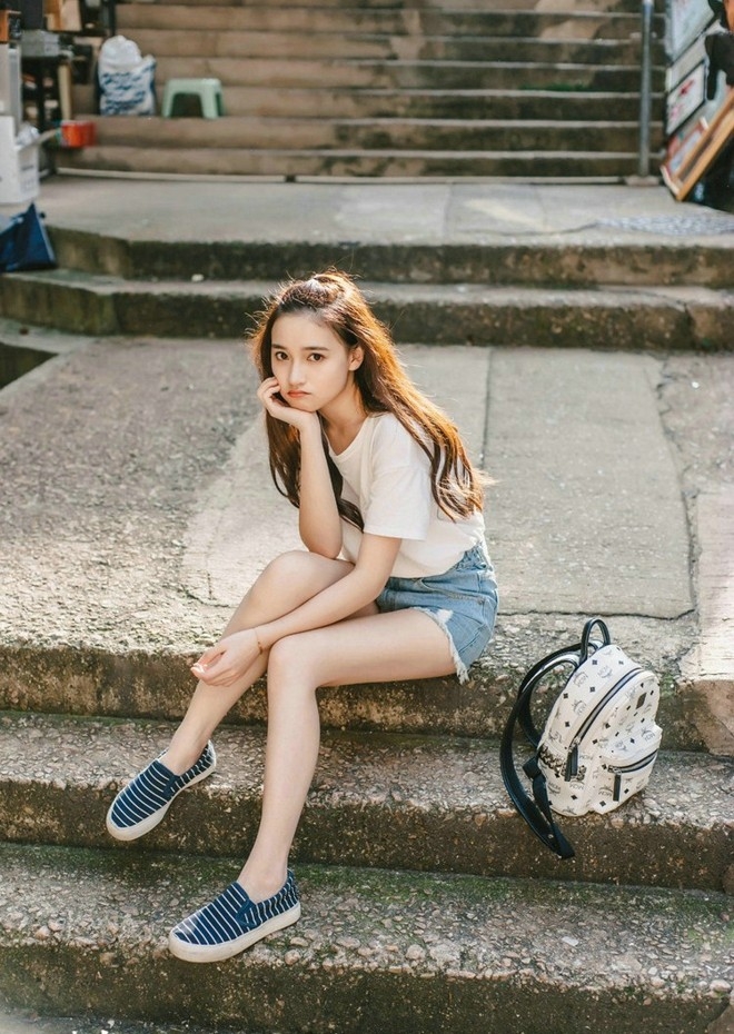 街拍美女牛仔热裤修长美腿写真  第2张