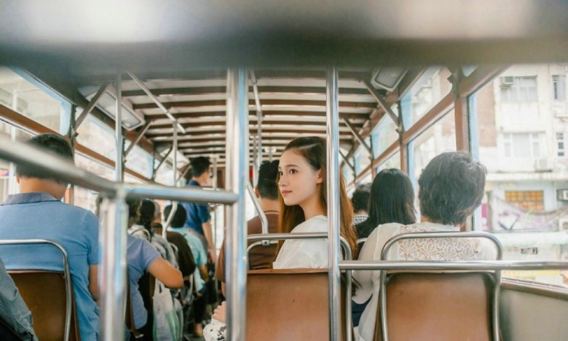 街拍美女牛仔热裤修长美腿写真  第3张