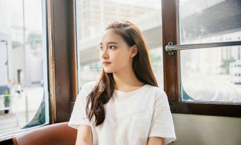 街拍美女牛仔热裤修长美腿写真  第4张