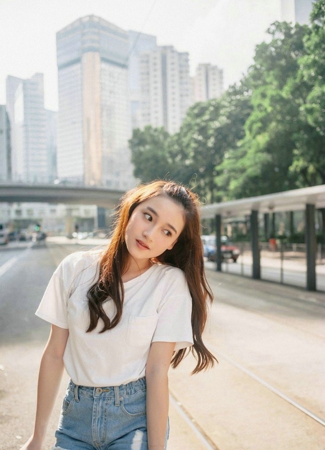 街拍美女牛仔热裤修长美腿写真  第5张