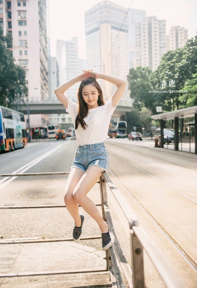 街拍美女牛仔热裤修长美腿写真  第6张