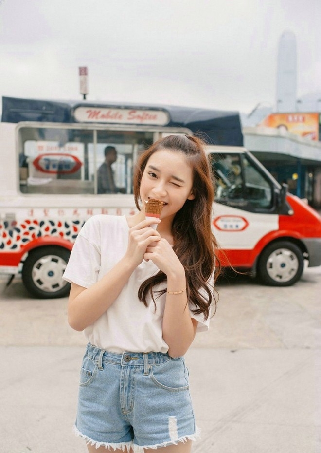街拍美女牛仔热裤修长美腿写真  第8张