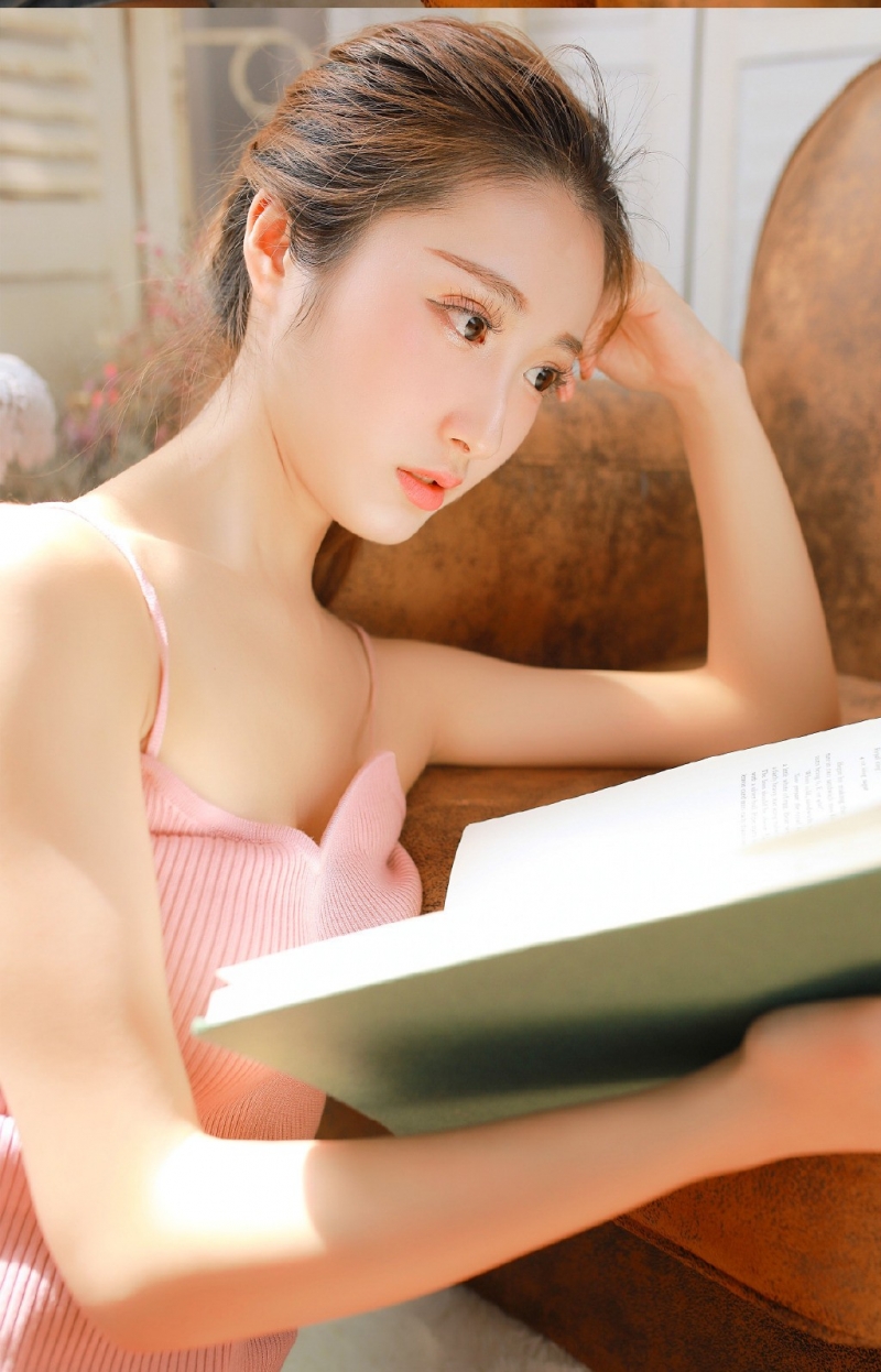 金发少女吊带热裤白嫩肌肤套图  第4张