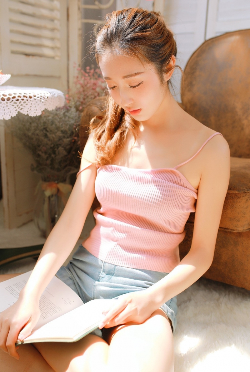 金发少女吊带热裤白嫩肌肤套图  第5张