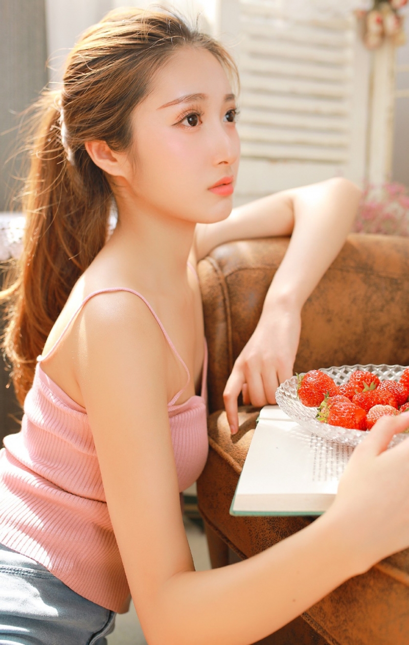 金发少女吊带热裤白嫩肌肤套图  第7张