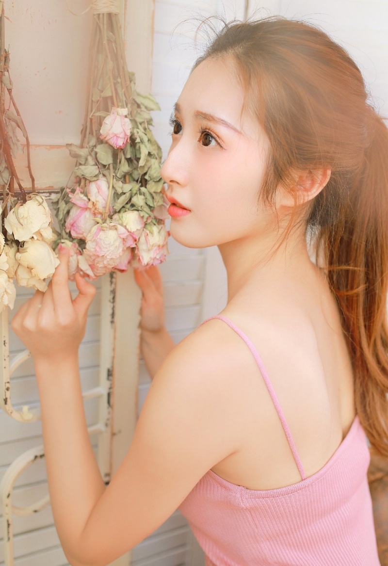 金发少女吊带热裤白嫩肌肤套图  第9张