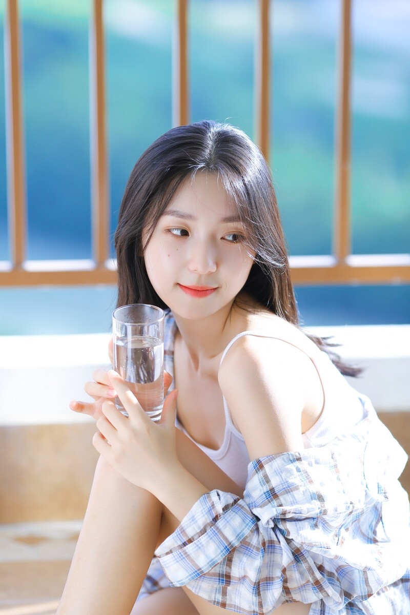 小清新美少女吊带香肩精选图片  第1张