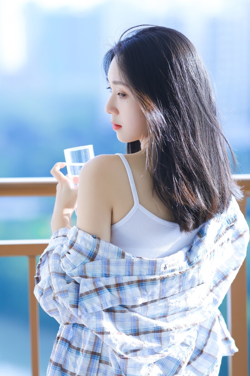 小清新美少女吊带香肩精选图片  第2张