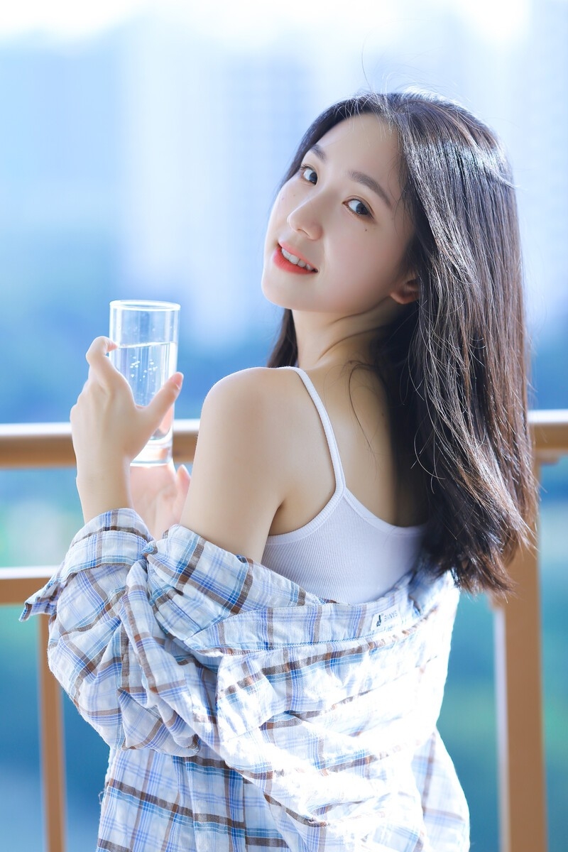 小清新美少女吊带香肩精选图片  第3张