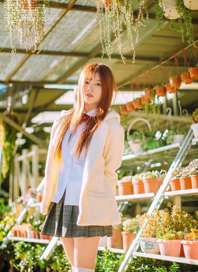 金发美女校花学生制服街拍写真  第1张