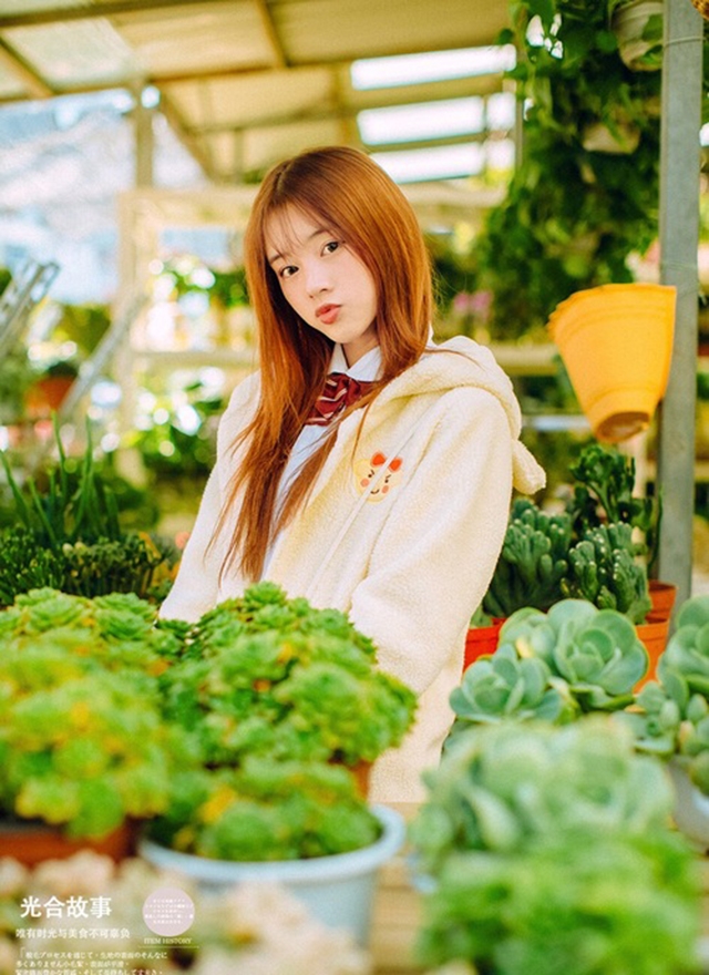 金发美女校花学生制服街拍写真  第2张