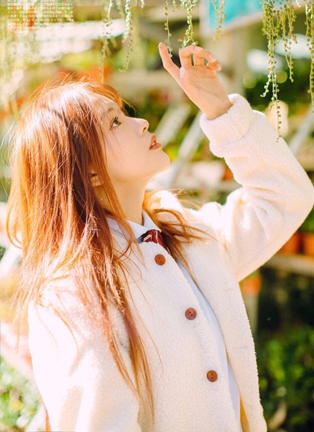 金发美女校花学生制服街拍写真  第3张