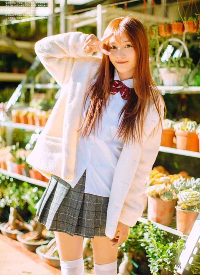 金发美女校花学生制服街拍写真  第4张
