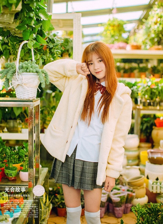 金发美女校花学生制服街拍写真  第5张