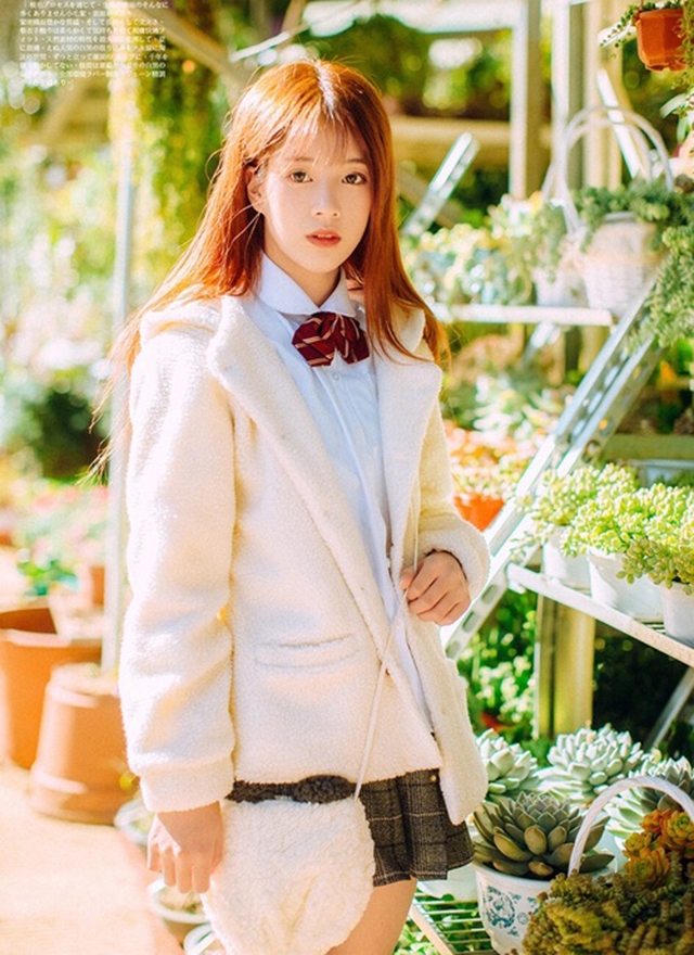 金发美女校花学生制服街拍写真  第6张